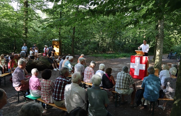 Mario Fehrs Ansprache fand im schattigen Wald statt, die Festwirtschaft dann mit freier Sicht auf den Alpstein. Mario Fehrs Ansprache fand im schattigen Wald statt, die Festwirtschaft dann mit freier Sicht auf den Alpstein.