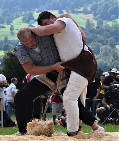 Philipp Lehmann (links) trat als einziger Weinländer zum Brünigschwinget an. Der Humliker erreichte Schlussrang 20d.