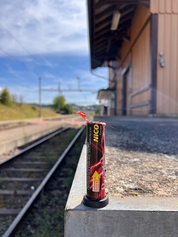 Feuerwerksabfall wie dieser Böller lagen haufenweise am Bahnhof Ossingen herum. Feuerwerksabfall wie dieser Böller lagen haufenweise am Bahnhof Ossingen herum.