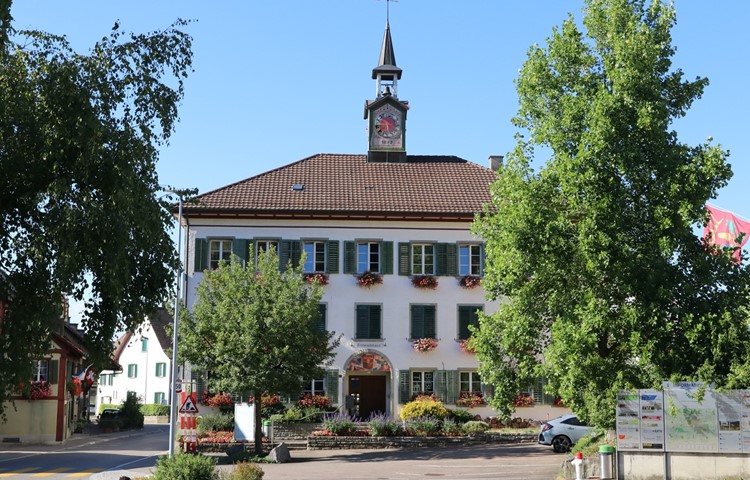Das Gemeindehaus mitten in Flaach wurde in Etappen erstellt und ist sanierungsbedürftig. Die Wohnung im zweiten Stock steht leer. Das Gemeindehaus mitten in Flaach wurde in Etappen erstellt und ist sanierungsbedürftig. Die Wohnung im zweiten Stock steht leer.