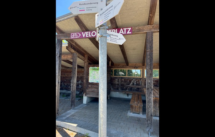 Start zur «Grünen Grenze» beim Parkplatz oder der Bushaltestelle Aquarina.
