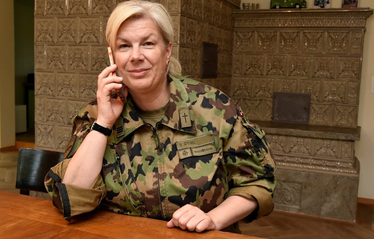 Das Kreuz auf dem Revers ihrer Uniform weist Stephanie Gysel als Armeeseelsorgerin aus. Für Rekruten ist sie während derer Ausbildung telefonisch immer erreichbar. Das Kreuz auf dem Revers ihrer Uniform weist Stephanie Gysel als Armeeseelsorgerin aus. Für Rekruten ist sie während derer Ausbildung telefonisch immer erreichbar.
