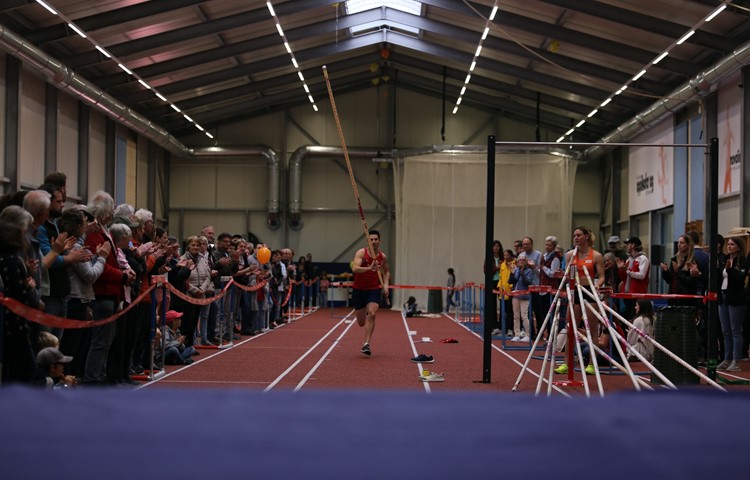 Patrick Schütz nimmt Anlauf bei der Eröffnung des «Athletics-Center». Der blaue Streifen unten ist die Matte. Patrick Schütz nimmt Anlauf bei der Eröffnung des «Athletics-Center». Der blaue Streifen unten ist die Matte.