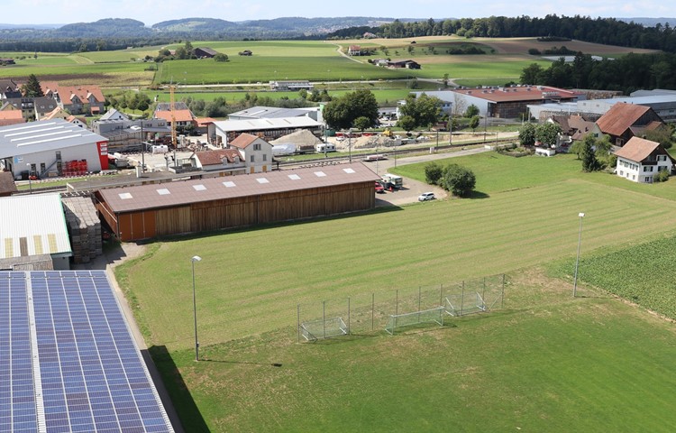 Der Sportplatz Schilling vom Landi-Turm aus, im Hintergrund die Wyland-Arena mit Klubhaus und zwei Spielfeldern. Der Sportplatz Schilling vom Landi-Turm aus, im Hintergrund die Wyland-Arena mit Klubhaus und zwei Spielfeldern.
