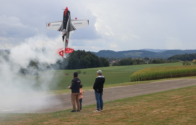 Ein im Verhältnis 1:2,5 nachgebautes Kunstflugzeug des Typs Extra 330 SC tanzt knapp über dem Boden. Ein im Verhältnis 1:2,5 nachgebautes Kunstflugzeug des Typs Extra 330 SC tanzt knapp über dem Boden.