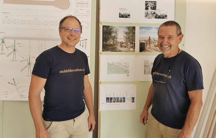 Martin Zulauf (links) und Peter Loosli freuen sich, dass das Projekt «Burghügel» dank Bauplänen und Visualisierungen nicht mehr nur eine Vision ist, … Martin Zulauf (links) und Peter Loosli freuen sich, dass das Projekt «Burghügel» dank Bauplänen und Visualisierungen nicht mehr nur eine Vision ist, …