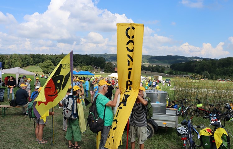 Zwischen 350 und 400 Menschen demonstrierten am Sonntag am möglichen Tiefenlagerstandort bei Marthalen. Zwischen 350 und 400 Menschen demonstrierten am Sonntag am möglichen Tiefenlagerstandort bei Marthalen.