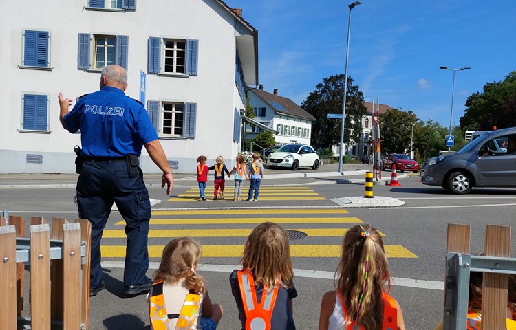 Am Montag übte Hansueli Gwerder von der Kantonspolizei mit Kindern das Überqueren der Flaacherstrasse mit Mittelinsel in Andelfingen. Neu tragen Erst- und Zweitkindergärtler unterschiedliche Leuchtstreifen: mit Dreieck bzw. Kreis. Am Montag übte Hansueli Gwerder von der Kantonspolizei mit Kindern das Überqueren der Flaacherstrasse mit Mittelinsel in Andelfingen. Neu tragen Erst- und Zweitkindergärtler unterschiedliche Leuchtstreifen: mit Dreieck bzw. Kreis.