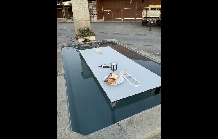 Der Tisch ist dem Brunnen angepasst, und auch in der Höhe so angefertigt, dass man gemütlich drum herum sitzen kann.