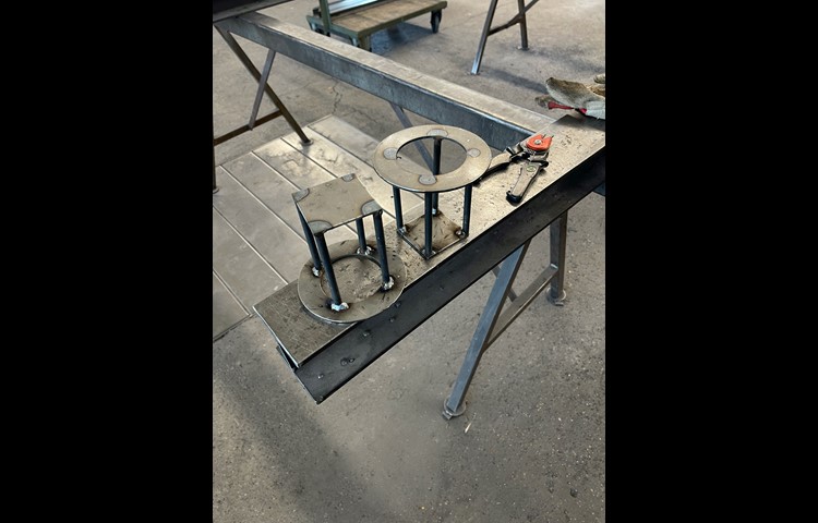 Für den Tisch fertigte er spezielle Halterungen an. Damit erhalten die Getränkedosen Stabilität.