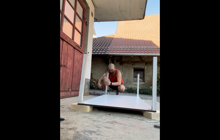 Gennaro Gehring liebt es, kreativ zu sein. Aus einer alten Balkonplatte bastelte er kurzerhand einen Tisch für den Schlattinger Brunnenplausch.