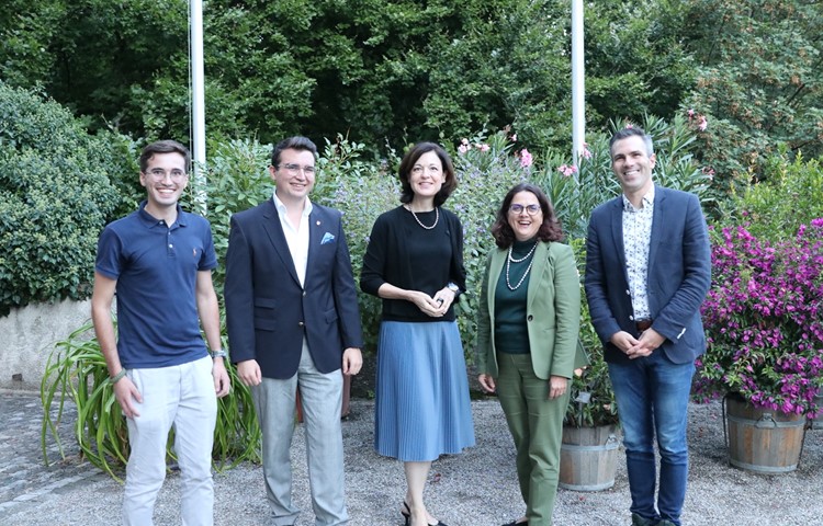 Nationalrätin und Ständeratskandidatin Regine Sauter, flankiert vom Vorstand der FDP-Ortssektion Andelfingen/Kleinandelfingen (v. l.): Gianluca Coccitti, Manuel Conrad, Linda Mathis und Sébastien Pahud. Nationalrätin und Ständeratskandidatin Regine Sauter, flankiert vom Vorstand der FDP-Ortssektion Andelfingen/Kleinandelfingen (v. l.): Gianluca Coccitti, Manuel Conrad, Linda Mathis und Sébastien Pahud.