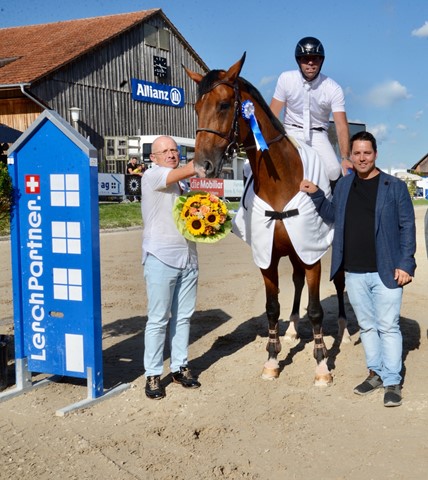 Gewonnen wurde der Grand Prix von Adrian Schmid, hier mit Ulrich Koller, Hauptaktionär und Geschäftsführer der Lerch & Partner Generalunternehmung AG (links), und Marcel Freimüller, neuer OK-Präsident des Springturniers (rechts). Gewonnen wurde der Grand Prix von Adrian Schmid, hier mit Ulrich Koller, Hauptaktionär und Geschäftsführer der Lerch & Partner Generalunternehmung AG (links), und Marcel Freimüller, neuer OK-Präsident des Springturniers (rechts).