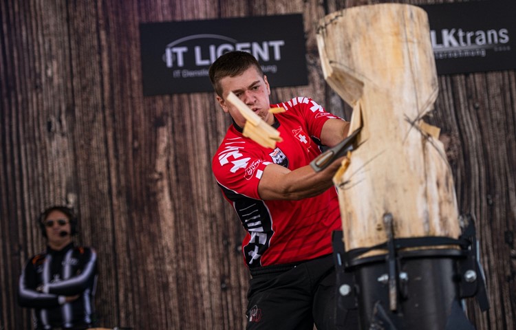 Oliver Reinhard im Einsatz in der Disziplin «Standing Block Chop». Oliver Reinhard im Einsatz in der Disziplin «Standing Block Chop».