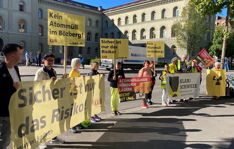 Einige der regionalen Widerstandsorganisationen demonstrierten vor dem Bundeshaus am Morgen der Bekanntgabe Geschlossenheit: v.l. Kaib (Bözberg), Loti (Nördlich Lägern), «Klar! Schweiz» und die Weinländer Kernfrauen. Einige der regionalen Widerstandsorganisationen demonstrierten vor dem Bundeshaus am Morgen der Bekanntgabe Geschlossenheit: v.l. Kaib (Bözberg), Loti (Nördlich Lägern), «Klar! Schweiz» und die Weinländer Kernfrauen.
