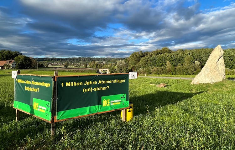 Der Hinkelstein auf Marthaler Boden bleibt – im Hintergrund Benken, wo 1994 das Thema Endlager im Weinland seinen Anfang nahm. Der Hinkelstein auf Marthaler Boden bleibt – im Hintergrund Benken, wo 1994 das Thema Endlager im Weinland seinen Anfang nahm.