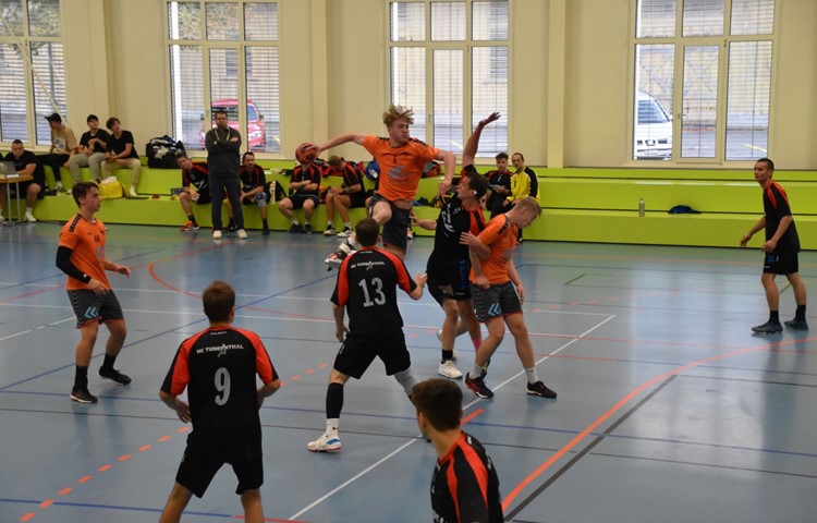 Der HC Andelfingen (orange) setzte sich auswärts gegen Turbenthal durch und feierte den ersten Sieg. Der HC Andelfingen (orange) setzte sich auswärts gegen Turbenthal durch und feierte den ersten Sieg.