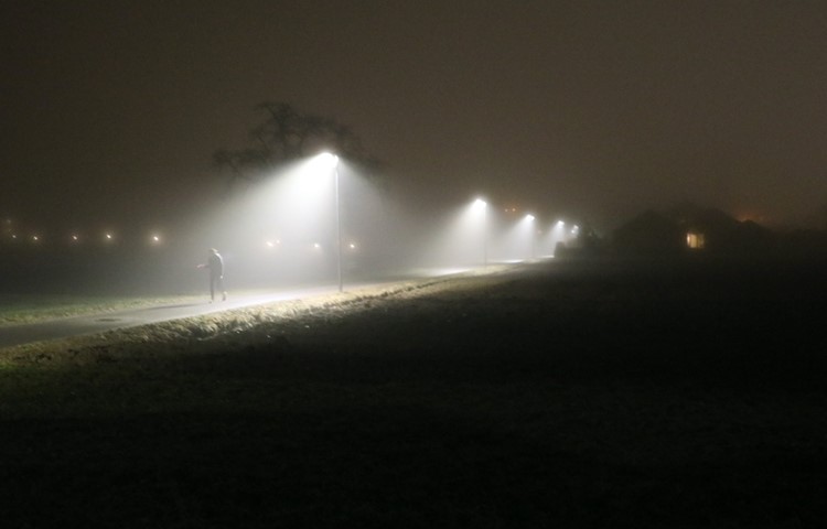 Der Fussweg zum Bahnhof Marthalen ist von schlauen Lampen gesäumt, die nur heller leuchten, wenn jemand die Strasse benutzt. Der Fussweg zum Bahnhof Marthalen ist von schlauen Lampen gesäumt, die nur heller leuchten, wenn jemand die Strasse benutzt.