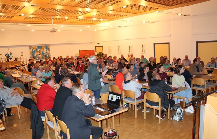 Zweieinviertel Stunden nach Versammlungsstart: die Konzentration immer noch gross, aber auch erste Ermüdungszeichen unverkennbar. Zweieinviertel Stunden nach Versammlungsstart: die Konzentration immer noch gross, aber auch erste Ermüdungszeichen unverkennbar.