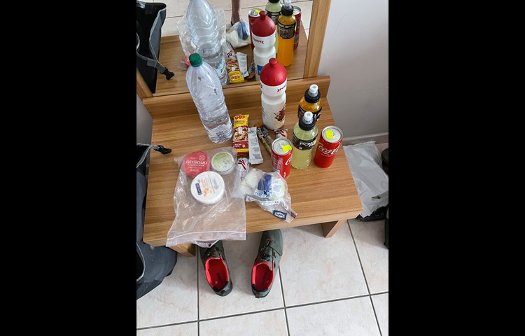 Ruedi Koradis Tagesration, die er jeweils mit sich führte: Wasser, Cola für den gelegentlichen Zuckerschub, isotonische Getränke, Riegel und – ganz wichtig – Salben für die Beine und das Hinterteil. "Das Füdli ist das Wichtigste", sagt der Neunforner.