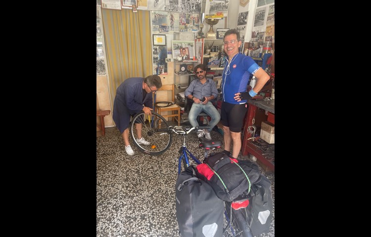 Veloreparatur in Altamura, nur wenige Etappen vor dem Ziel.