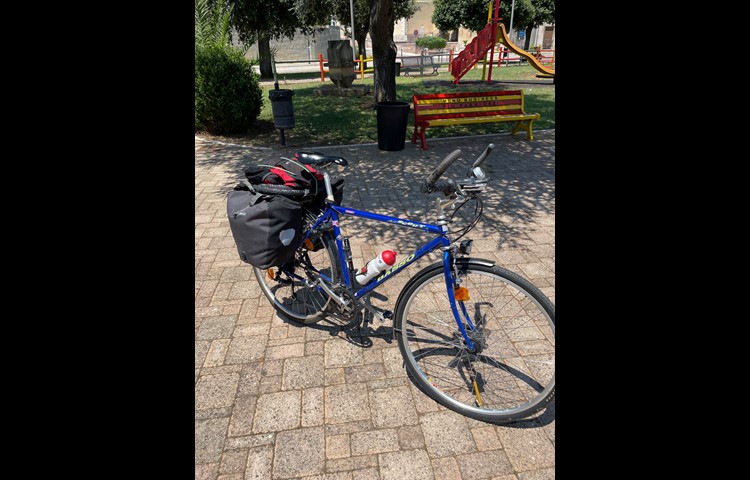 In der Freizeit ist Ruedi Koradi meist auf einem Rennrad oder dem Mountainbike anzutreffen. Für seine Reise gen Süden sattelte er für einmal dieses Tourenvelo. In zwei Satteltaschen und einem Rucksack führte er rund zehn Kilogramm Gepäck mit sich.