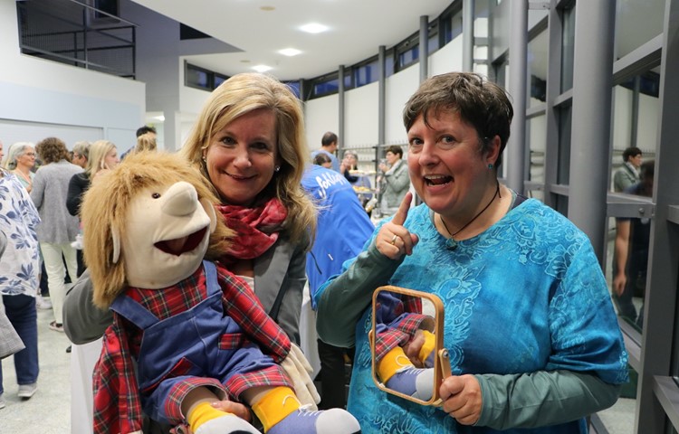 Humor und Handpuppe Paul fliessen in die Arbeit von Vanessa Braun (l.), Leiterin des Logopädischen Diensts, und ihrer Stellvertreterin Jasmin Over ein. Das wichtigste Werkzeug sei der Mund, um die Laute richtig darstellen zu können. Humor und Handpuppe Paul fliessen in die Arbeit von Vanessa Braun (l.), Leiterin des Logopädischen Diensts, und ihrer Stellvertreterin Jasmin Over ein. Das wichtigste Werkzeug sei der Mund, um die Laute richtig darstellen zu können.