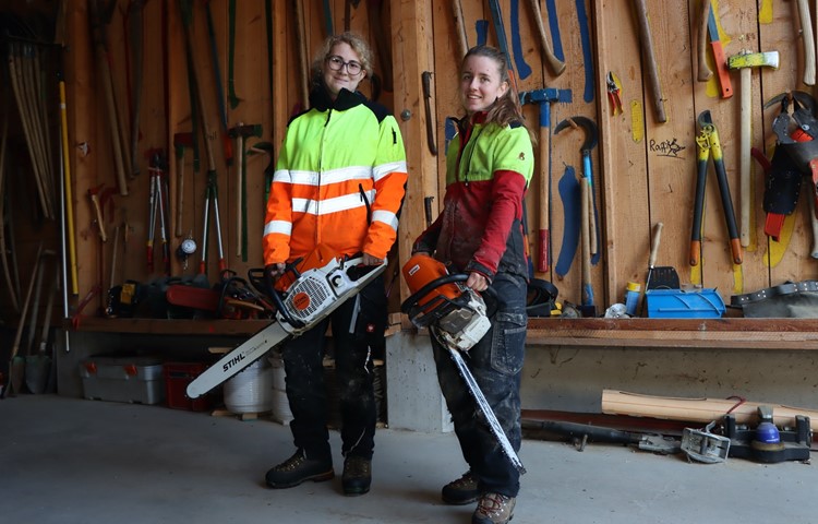 Anja Stutz und Vera Marti (r.) arbeiten bis Ende Oktober gemeinsam im Thurgauer Forstrevier 303. Anja Stutz und Vera Marti (r.) arbeiten bis Ende Oktober gemeinsam im Thurgauer Forstrevier 303.