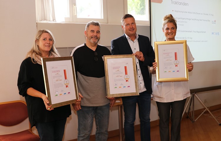 Rebekka Beutler, Leiterin Hotellerie, Ralph Hug, Zentrumsleiter, Thomas Elias, Marktmanager, und Heidi Spiess, Leiterin Pflege mit den drei Zertifikaten für hohe Zufriedenheit von Angehörigen, Bewohnenden und Mitarbeitenden. Rebekka Beutler, Leiterin Hotellerie, Ralph Hug, Zentrumsleiter, Thomas Elias, Marktmanager, und Heidi Spiess, Leiterin Pflege mit den drei Zertifikaten für hohe Zufriedenheit von Angehörigen, Bewohnenden und Mitarbeitenden.