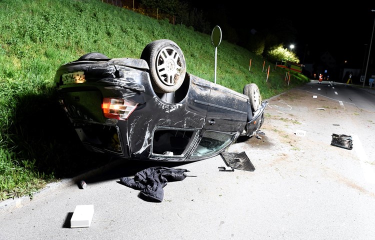 Das verunfallte Auto, mit Blick in Richtung Benken. Das verunfallte Auto, mit Blick in Richtung Benken.