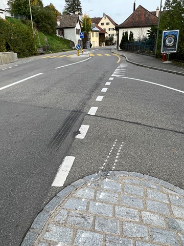 Auch Tage danach sind noch Markierungen zu sehen: An dieser Stelle fuhr der Jugendliche mit stark überhöhtem Tempo aus Benken in Richtung Uhwiesen links an der Verkehrsinsel vorbei.