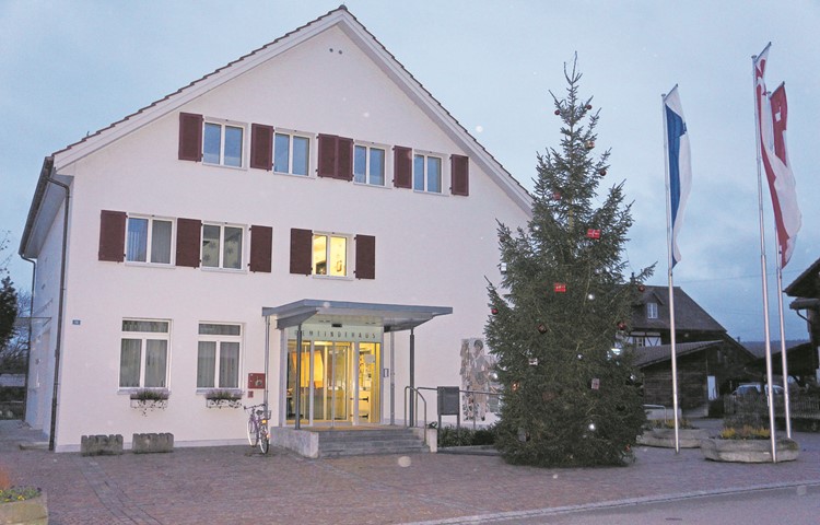 Die Tanne beim Gemeindehaus bleibt in der kommenden Adventszeit dunkel. Die Tanne beim Gemeindehaus bleibt in der kommenden Adventszeit dunkel.