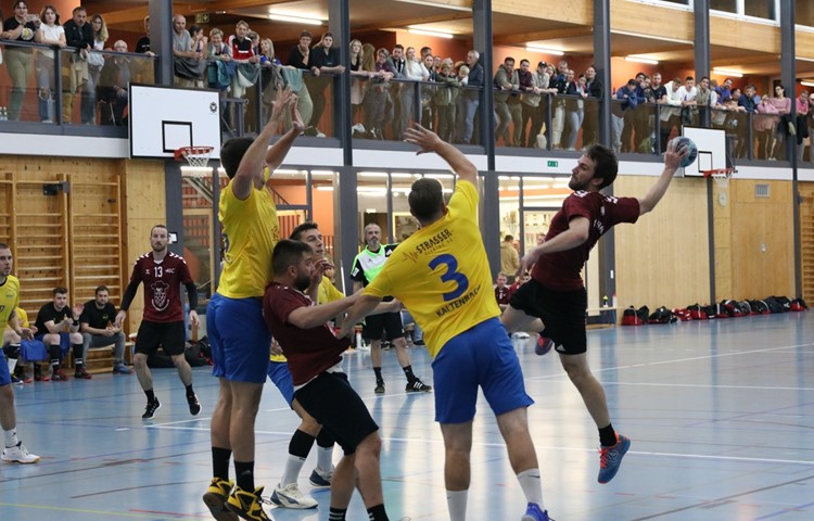 Stammheims Lukas Reutimann steigt hoch, Cyrill Durscher reisst eine Lücke in die Abwehr, und Roman Langhart (Nr. 13) wäre bereit für allfällige Abpraller – beobachtet von 106 Zuschauerinnen und Zuschauern. Stammheims Lukas Reutimann steigt hoch, Cyrill Durscher reisst eine Lücke in die Abwehr, und Roman Langhart (Nr. 13) wäre bereit für allfällige Abpraller – beobachtet von 106 Zuschauerinnen und Zuschauern.