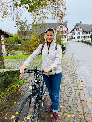 Iryna Vasylchenko fährt mit dem Velo von Benken zur Arbeit …