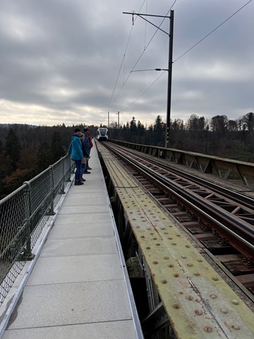 Im Sommer 2021 wurde die Brücke mit Elementen zwischen den Gleisen verstärkt. Und nun werden noch die Schwellen ersetzt, weshalb die Brücke einen Monat lang nicht befahren werden kann. Im Sommer 2021 wurde die Brücke mit Elementen zwischen den Gleisen verstärkt. Und nun werden noch die Schwellen ersetzt, weshalb die Brücke einen Monat lang nicht befahren werden kann.