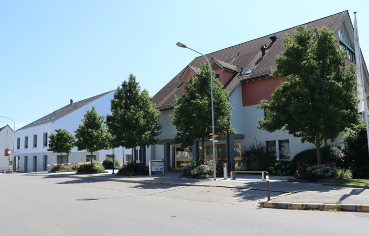 Das Notariat und Grundbuchamt in Stammheim kommt im neuen Bankgebäude (l.) unter, danach aber wieder am jetzigen Standort, wenn die Leihkasse Stammheim AG auch dort einen Neubau hochgezogen hat. Das Notariat und Grundbuchamt in Stammheim kommt im neuen Bankgebäude (l.) unter, danach aber wieder am jetzigen Standort, wenn die Leihkasse Stammheim AG auch dort einen Neubau hochgezogen hat.