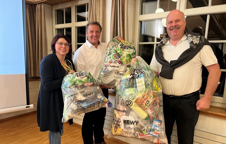 Stolz zeigt der wiedergewählte Vorstand mit Conny Dünki, Daniel Fehr und Beat Weingartner die neuen durchsichtigen Säcke für Plastik in drei Grössen. Stolz zeigt der wiedergewählte Vorstand mit Conny Dünki, Daniel Fehr und Beat Weingartner die neuen durchsichtigen Säcke für Plastik in drei Grössen.