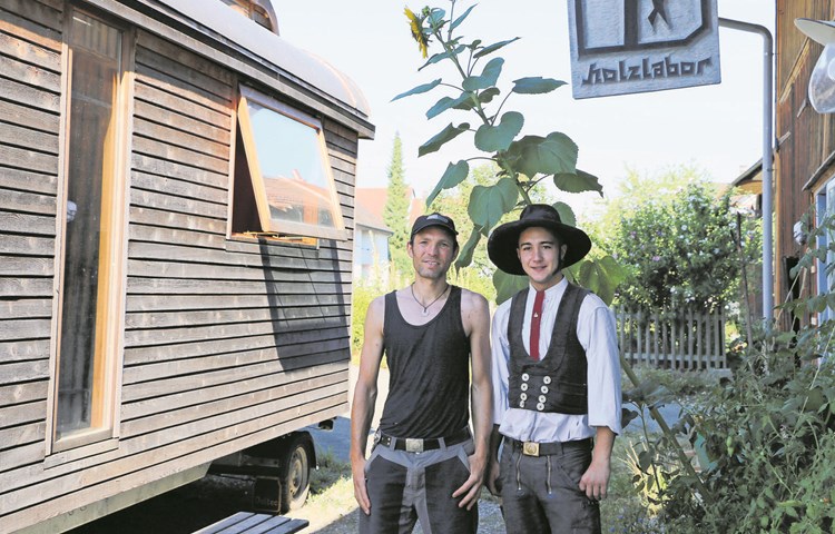 Tobias Jordi (links) beschäftigt immer wieder Schreiner auf der Wanderschaft wie Moritz Spiegel (rechts). Tobias Jordi (links) beschäftigt immer wieder Schreiner auf der Wanderschaft wie Moritz Spiegel (rechts).