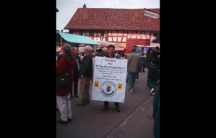 Stefan «Suri» Suremann mit der Werbung für den neuen Keller an der Thurtalstrasse. Der Club wusste den Marktbesuchern die neue Lokalität schmackhaft zu machen.