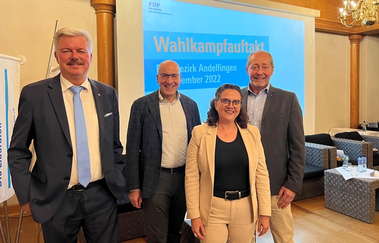 Martin Farner (l.), seit 2008 im Kantonsrat, führt bei den Wahlen 2023 die Liste der FDP des Bezirks Andelfingen an. Walter Staub (r.) folgt auf Platz zwei, Linda Mathis auf Platz 3 und Giancarlo Palmisani auf Platz 4. Martin Farner (l.), seit 2008 im Kantonsrat, führt bei den Wahlen 2023 die Liste der FDP des Bezirks Andelfingen an. Walter Staub (r.) folgt auf Platz zwei, Linda Mathis auf Platz 3 und Giancarlo Palmisani auf Platz 4.