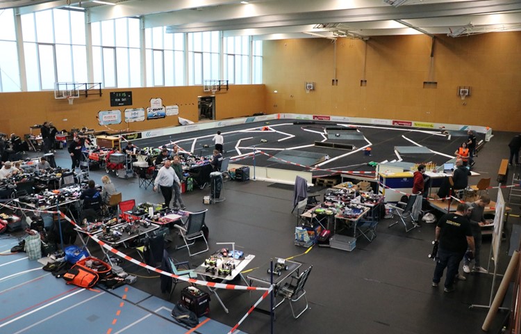 Für einmal stand nicht Handball, Turnen oder Unihockey im Vordergrund: Am Wochenende gehörte die Andelfinger Dreifachhalle den ferngesteuerten Rennautos. Für einmal stand nicht Handball, Turnen oder Unihockey im Vordergrund: Am Wochenende gehörte die Andelfinger Dreifachhalle den ferngesteuerten Rennautos.