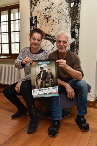 Katja Baumann und Simon Gisler hoffen dank Kleinkunst auf hohem Niveau auf steigende Besucherzahlen im Theater Alti Fabrik Flaach. Katja Baumann und Simon Gisler hoffen dank Kleinkunst auf hohem Niveau auf steigende Besucherzahlen im Theater Alti Fabrik Flaach.