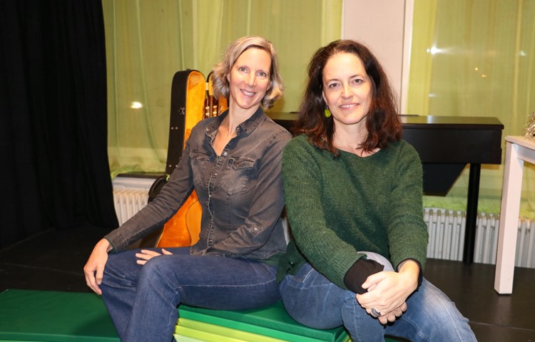 Anja Herren (links) und Annette Kuhn freuen sich auf die Erzählnacht, die in Feuerthalen zum ersten Mal öffentlich zugänglich sein wird. Im Änet am Rhy sind am Freitag alle Altersklassen willkommen, nicht nur Kinder. Anja Herren (links) und Annette Kuhn freuen sich auf die Erzählnacht, die in Feuerthalen zum ersten Mal öffentlich zugänglich sein wird. Im Änet am Rhy sind am Freitag alle Altersklassen willkommen, nicht nur Kinder.
