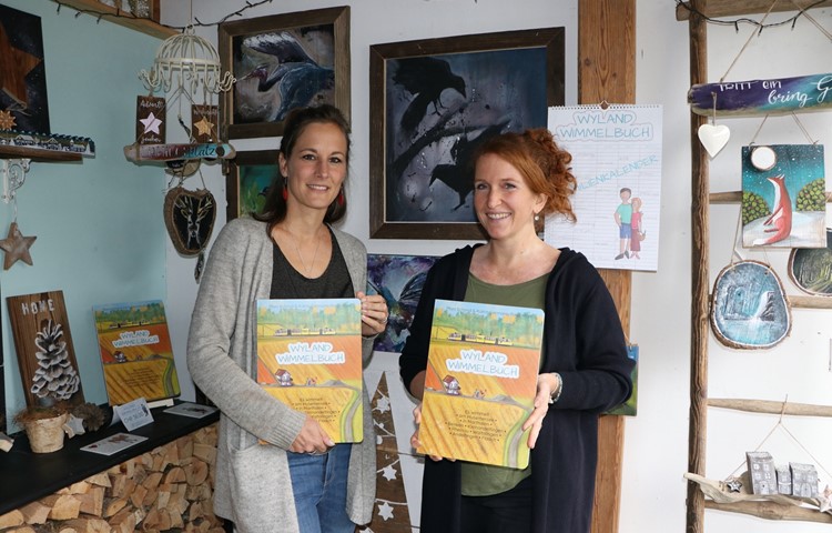 Die Autorinnen Moni Schmid und Katrin Germann mit ihrem Wyland Wimmelbuch im Allerliebscht-Lädeli in Trüllikon. Die Autorinnen Moni Schmid und Katrin Germann mit ihrem Wyland Wimmelbuch im Allerliebscht-Lädeli in Trüllikon.