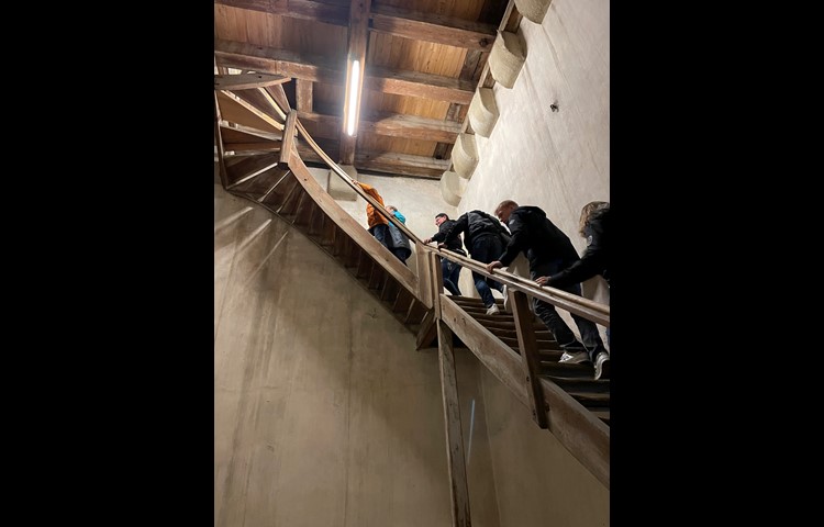 Eine Holztreppe, der nicht alle trauten, führt in den Glockenraum.