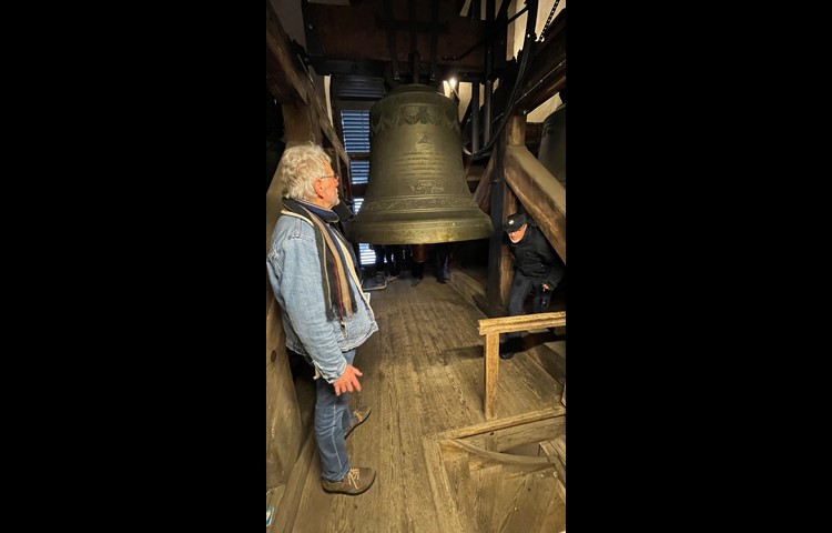 Emil Landolt vor der grössten Glocke.