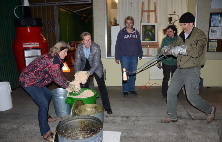 In den Kursen der Fortbildungsschule ging es auch mal spektakulär zu, wie hier beim Töpferkurs mit Raku-Brand aus dem Jahr 2015. In den Kursen der Fortbildungsschule ging es auch mal spektakulär zu, wie hier beim Töpferkurs mit Raku-Brand aus dem Jahr 2015.