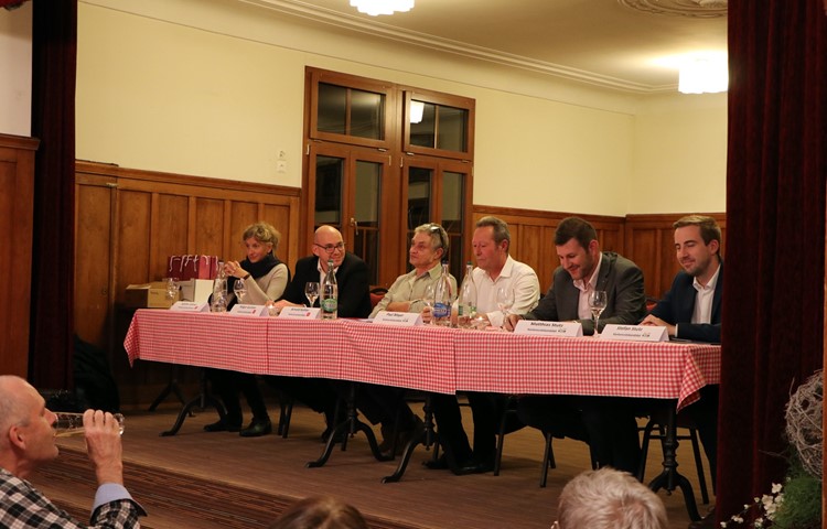 Am Podium zur Gerechtigkeitsinitiative diskutierten v.l.n.r. : Sibylle Jüttner, Holger Gurtner, Arnold Kohler, Paul Mayer, Matthias Stutz und Stefan Stutz. Am Podium zur Gerechtigkeitsinitiative diskutierten v.l.n.r. : Sibylle Jüttner, Holger Gurtner, Arnold Kohler, Paul Mayer, Matthias Stutz und Stefan Stutz.