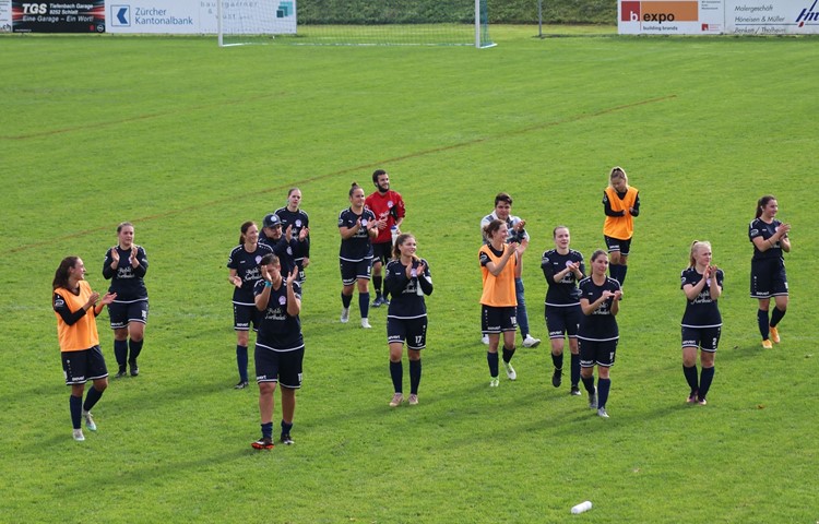 Freude bei den FCEM-Frauen: Sie spielen im Frühling in der 1. Stärkeklasse und damit um den Aufstieg in die 3. Liga. Freude bei den FCEM-Frauen: Sie spielen im Frühling in der 1. Stärkeklasse und damit um den Aufstieg in die 3. Liga.