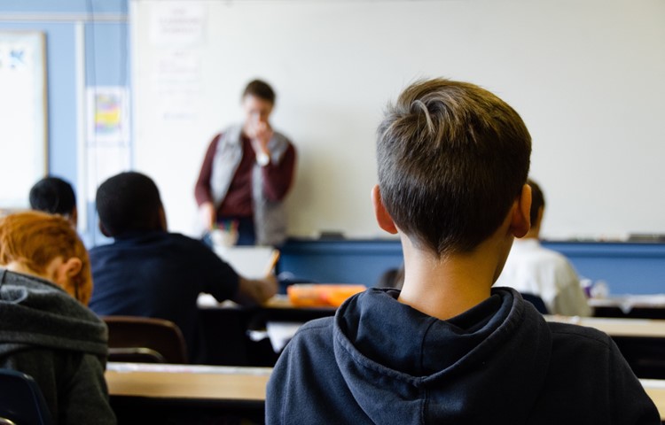 Schulklassen werden zunehmend auch von Lehrpersonen ohne Diplom unterrichtet. Schulklassen werden zunehmend auch von Lehrpersonen ohne Diplom unterrichtet.
